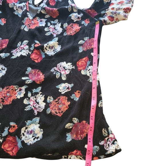 Daytrip Floral Cold Shoulder Keyhole Blouse Black Red White Boho Top L - Picture 8 of 9